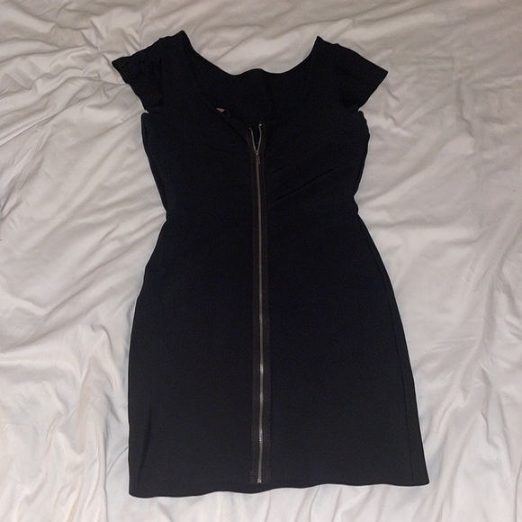 BCBGMAXAZRIA short sleeved bandage dress in black, style name (Jacquetta) - Picture 3 of 4